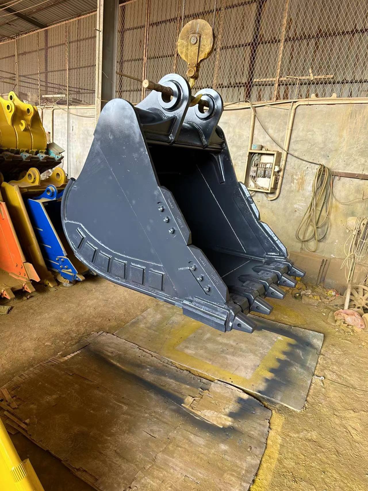 PC200 Excavator Bucket Excavator Skeleton Bucket/Rock Bucket for PC210, PC230, PC240, PC260, PC270, PC280