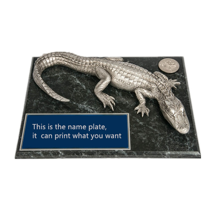 Nanwei Custom Vivid Animal Resin Alligator Crocodile Statue Trophy Award