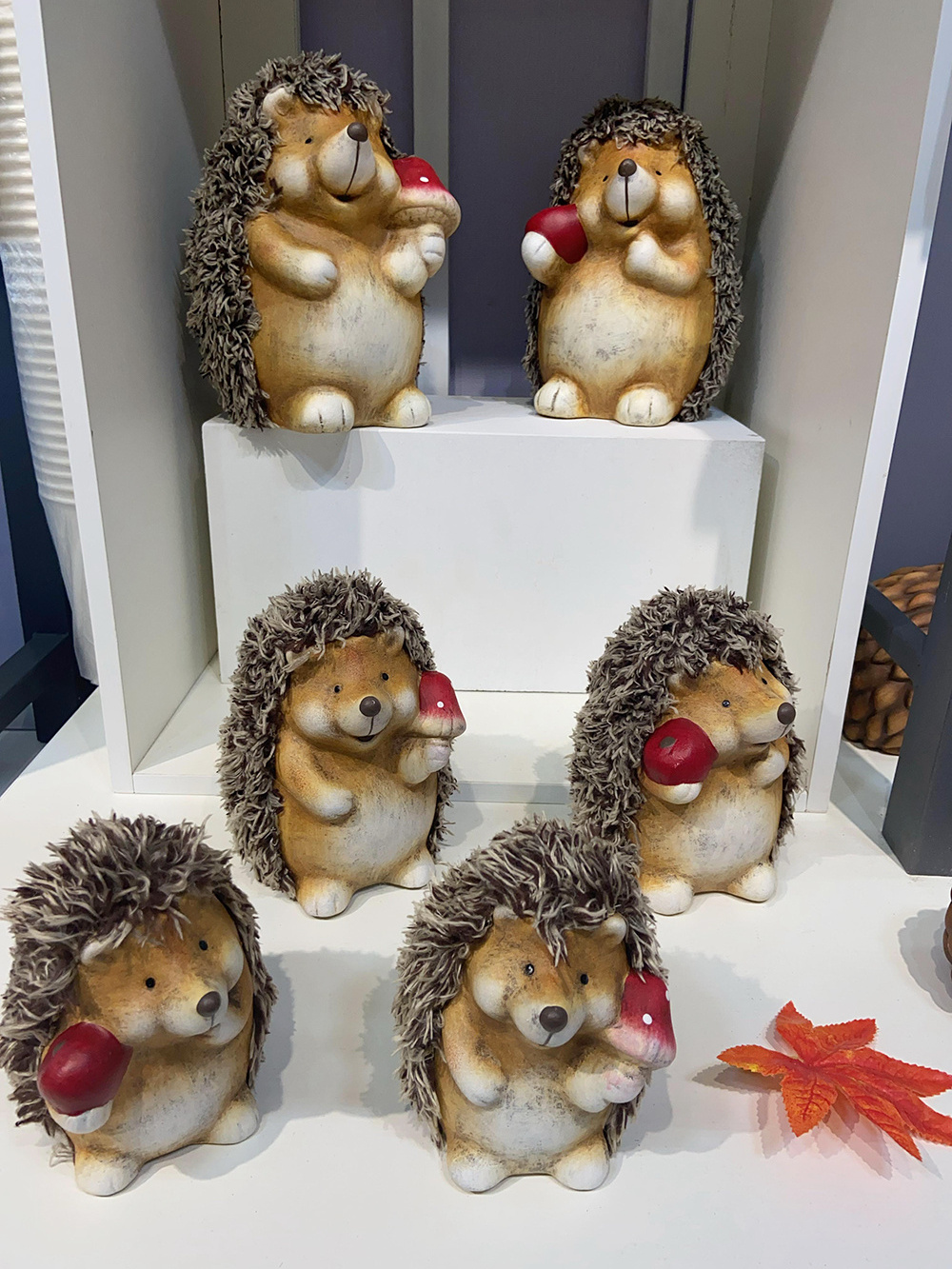 Garden ceramic animal statue cartoon hedgehog resin craft outdoor figurine cute hedgehog garden ornaments