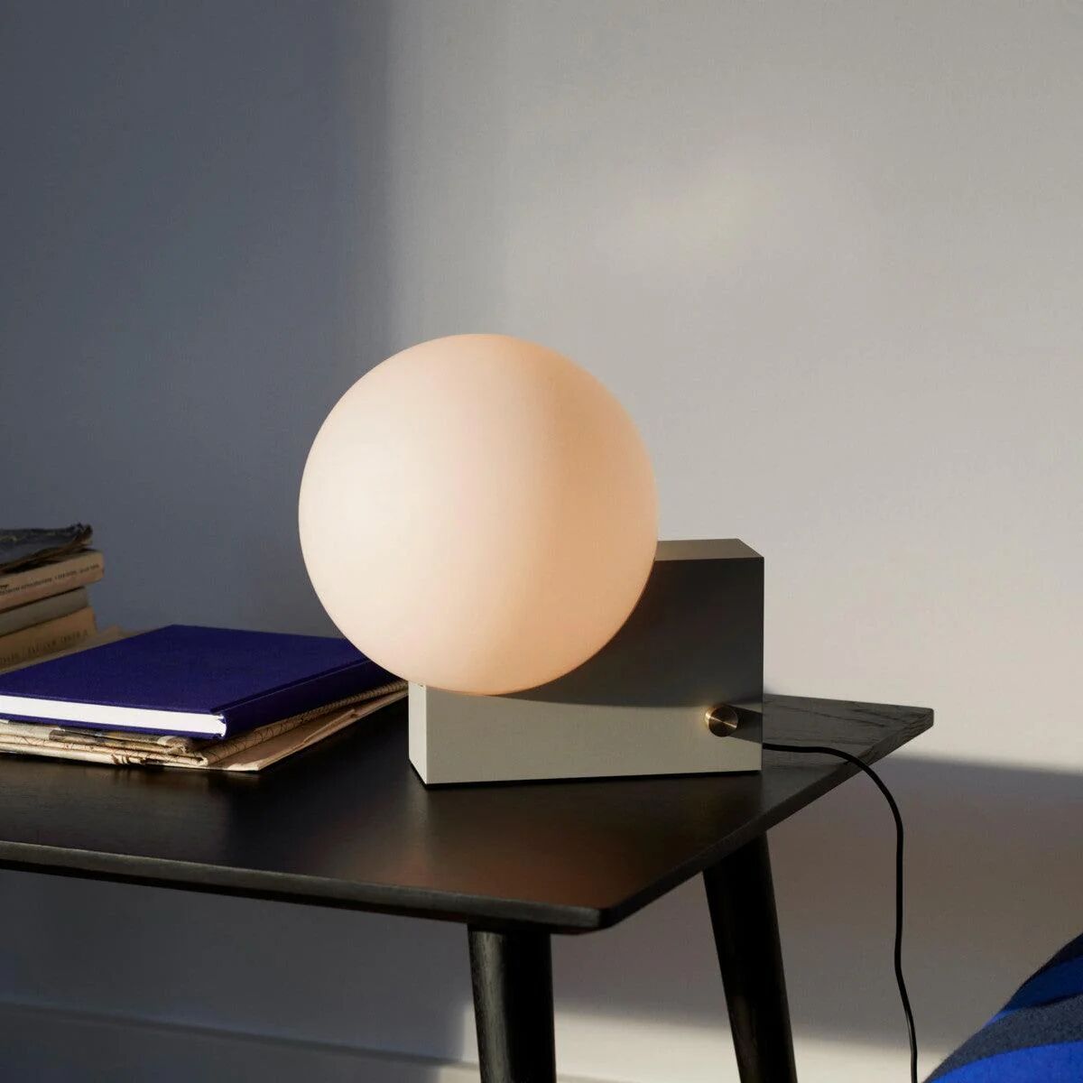 Nordic Modern Design Table Lamp Glass Ball LED 110-240V Indoor Geometry Luxury Nordic Moon Light Beautiful Bedroom Night Decor