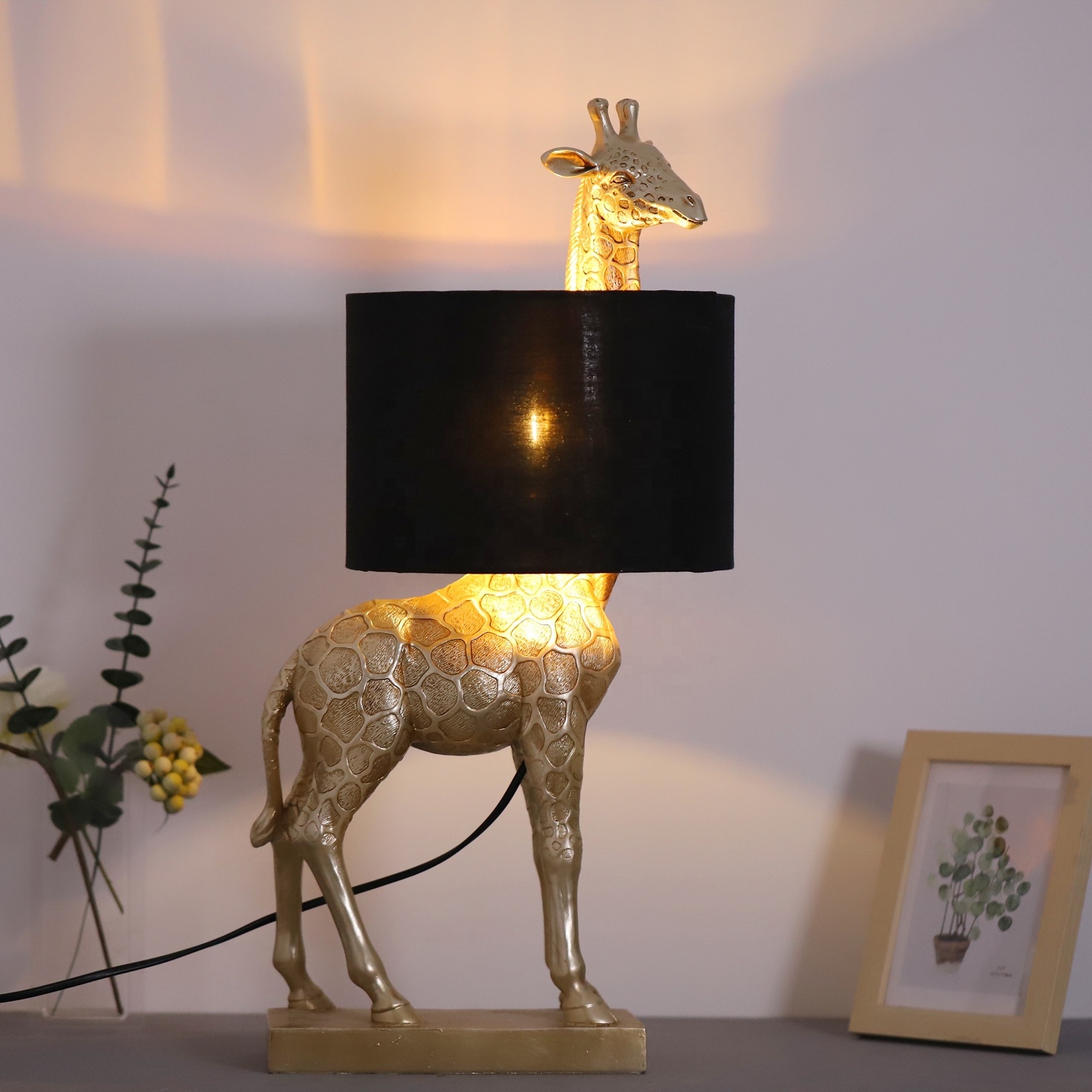 Europe style popular golden giraffe table lamp polyresin material lampshade hotel decor night light factory wholesale E27