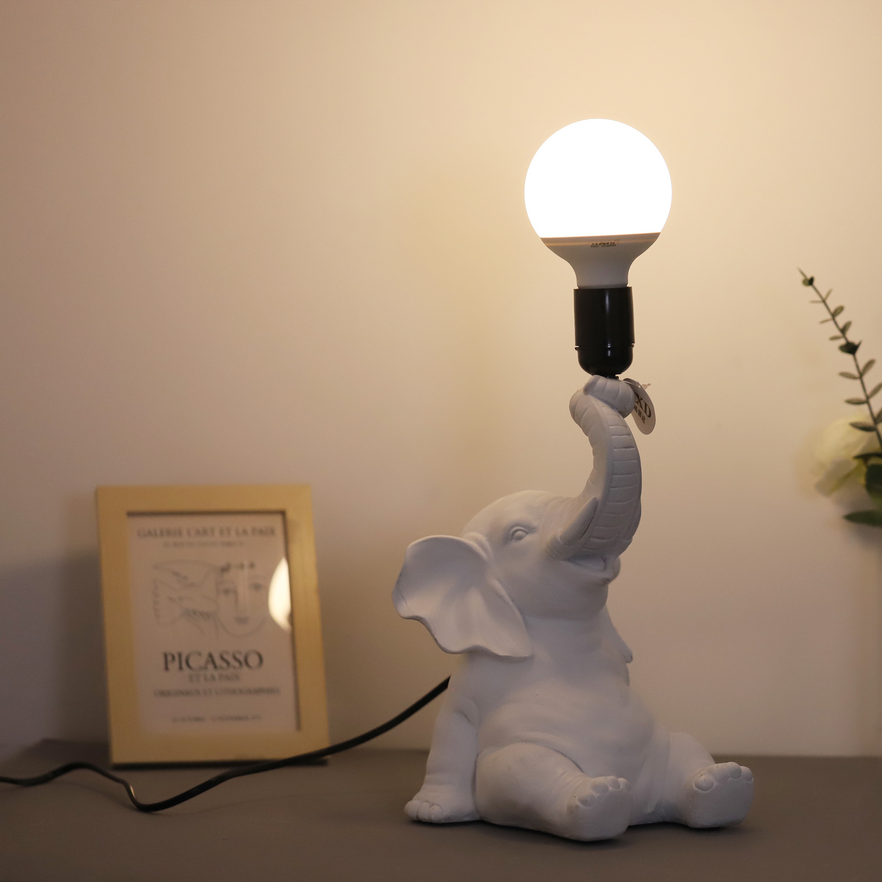 wholesale Magnificent Elephant Table Lamp cute&stylish design desk lamp animal holding light with it's trunk  homely led lights