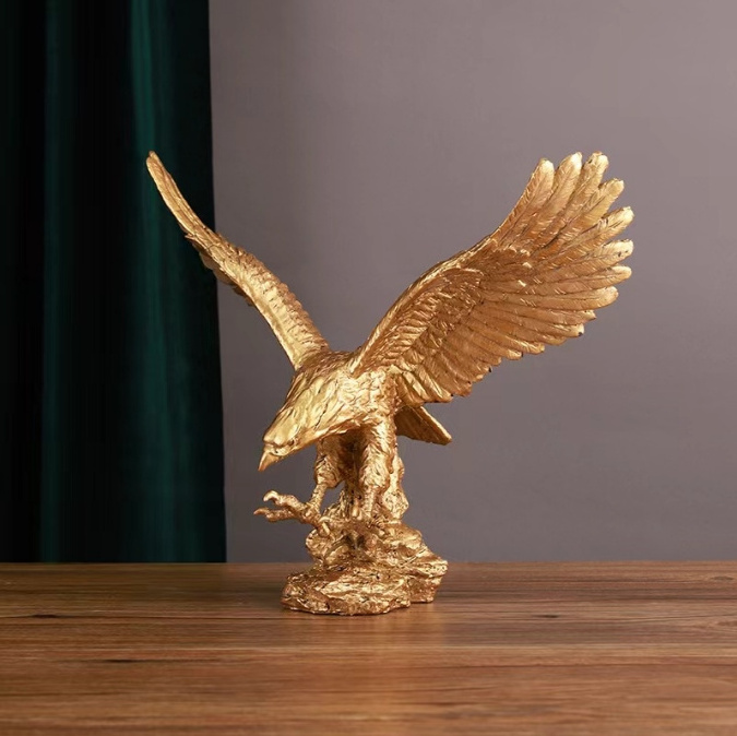 Resin golden eagle spread its wings to hunt for wealth home statue