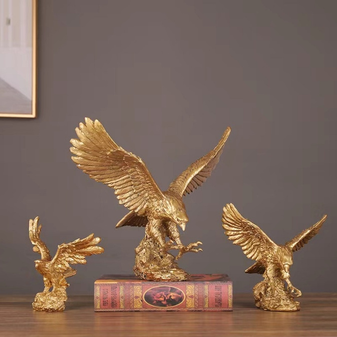 Resin golden eagle spread its wings to hunt for wealth home statue