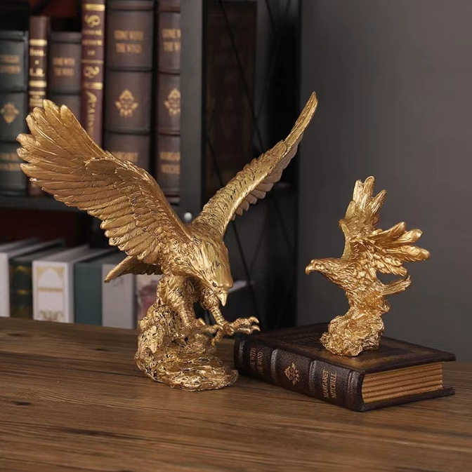 Resin golden eagle spread its wings to hunt for wealth home statue