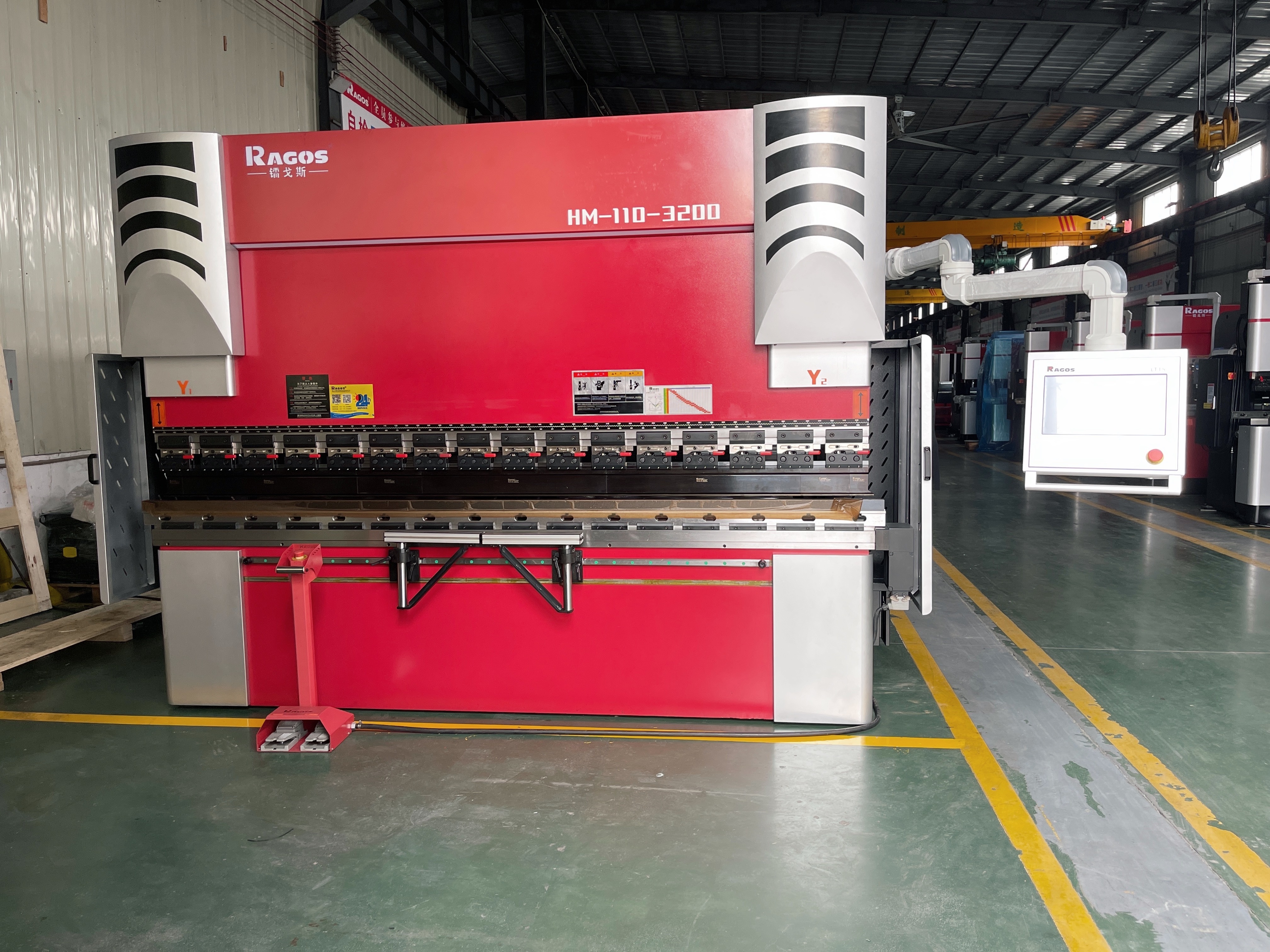 Hydraulic 130ton Dual Servo Motor Control Press Brake 4000mm CNC System Optional Bending Machine