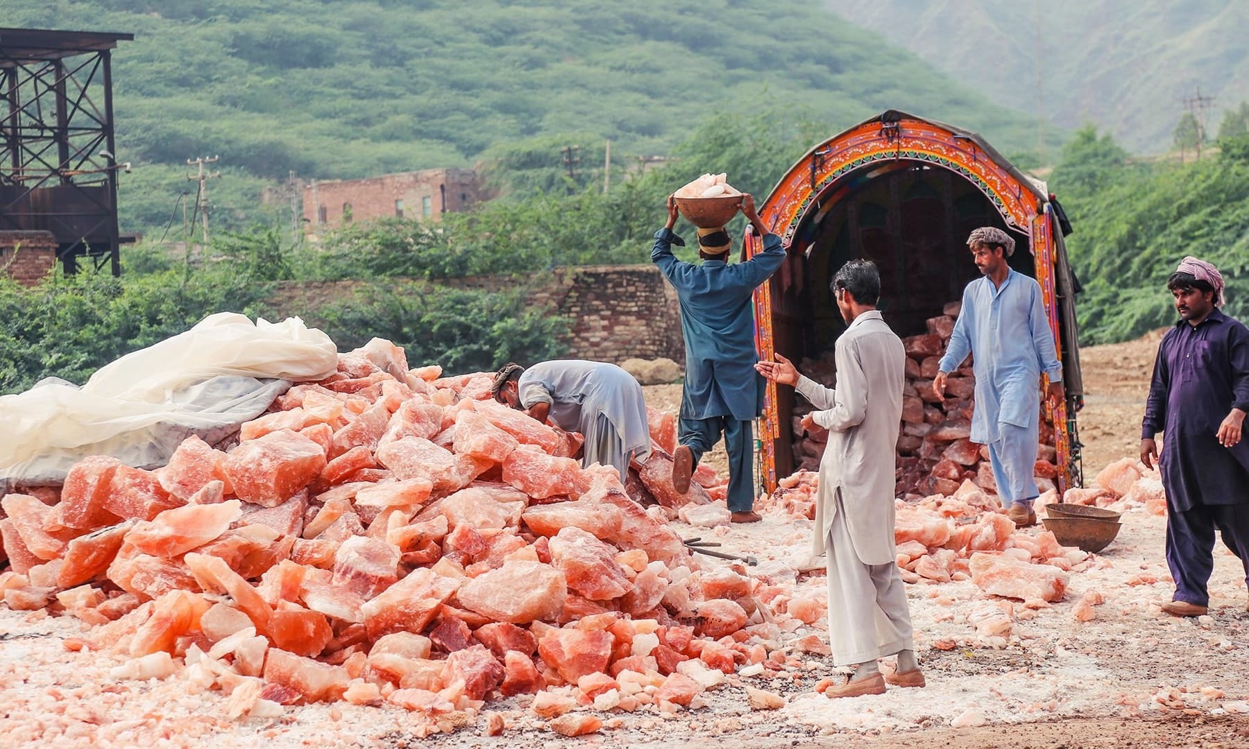 Compressed Himalayan Salt for Animal Feed / Natural Himalayan Rock Crystal Cattle Salt Lick Round Shape with Rope Weight 3-4Kg