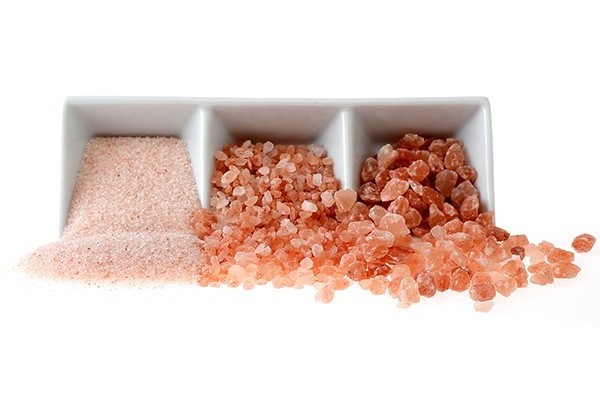 Compressed Himalayan Salt for Animal Feed / Natural Himalayan Rock Crystal Cattle Salt Lick Round Shape with Rope Weight 3-4Kg