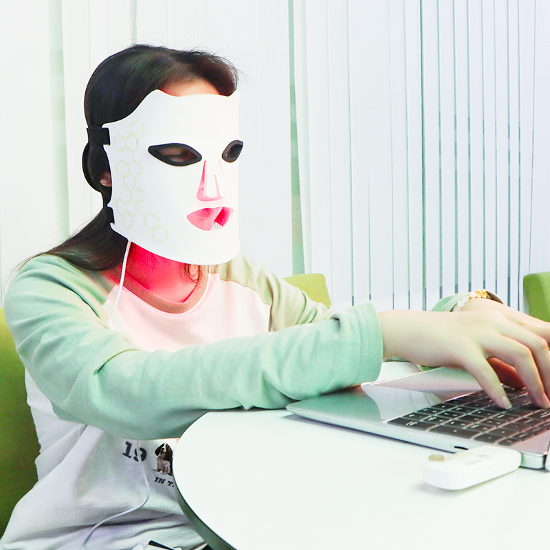 2024 New Portable Wireless 8 Colors Red Infrared LED Photon Light Therapy Face Mask Home Use Beauty NIR Silicone LED Facial Mask