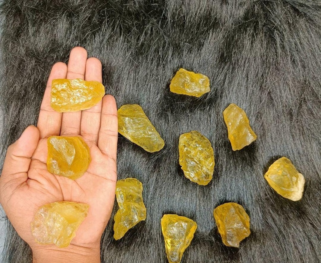 A Natural Lemon Quartz raw crystal High Quality Raw material stone Lemon Quartz Raw Huge Rough Semi precious Stone For Astrology