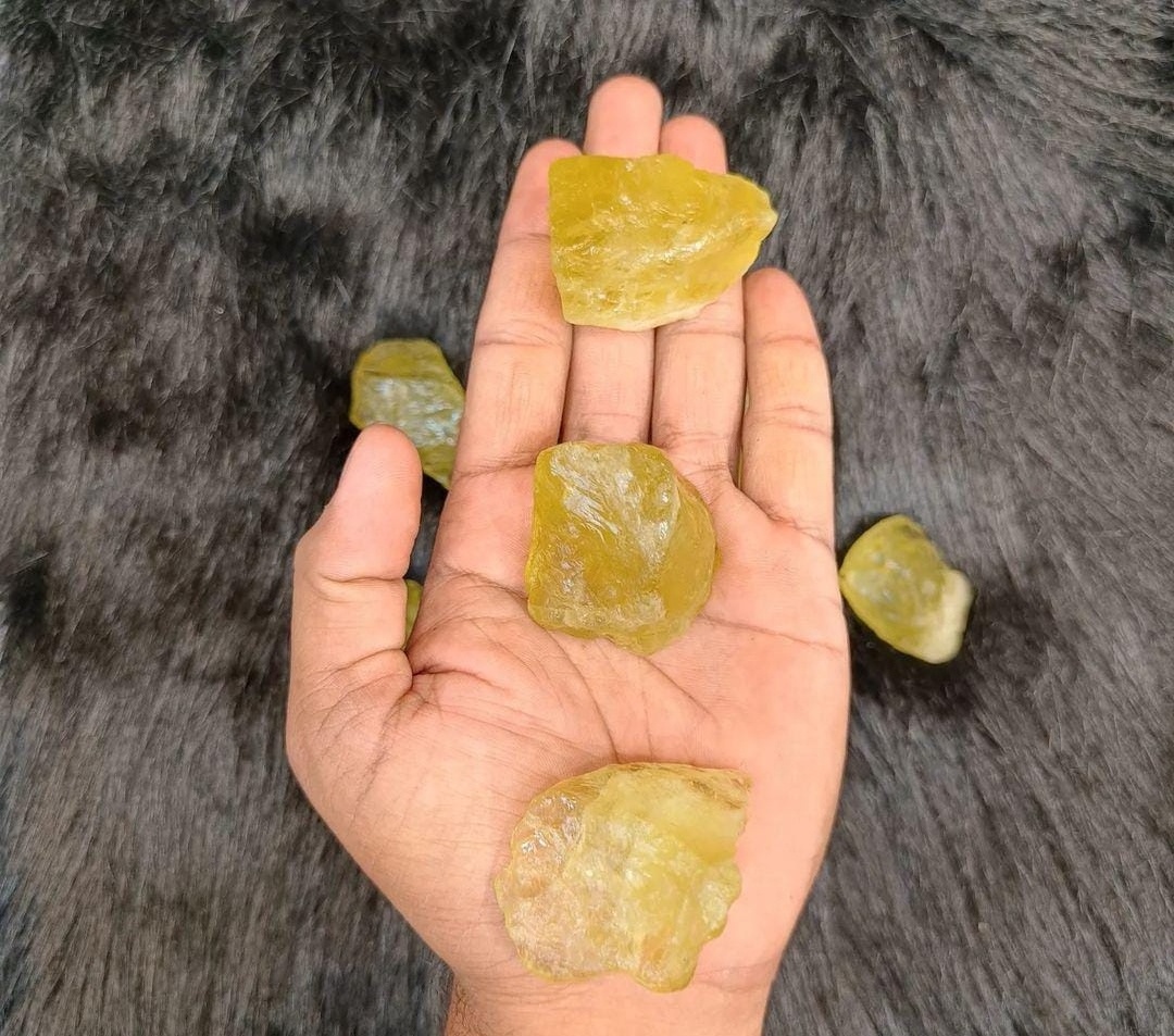 A Natural Lemon Quartz raw crystal High Quality Raw material stone Lemon Quartz Raw Huge Rough Semi precious Stone For Astrology