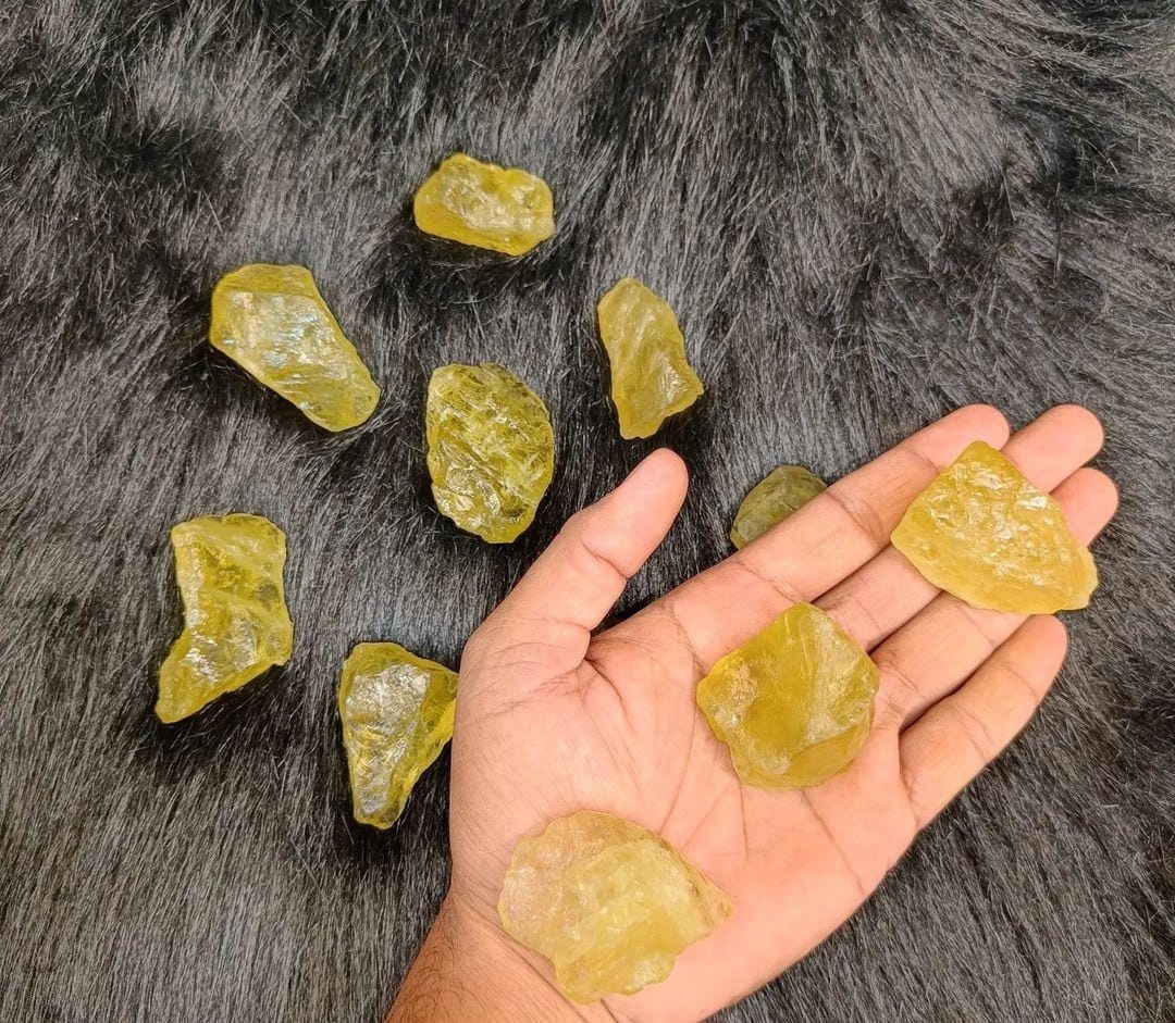 A Natural Lemon Quartz raw crystal High Quality Raw material stone Lemon Quartz Raw Huge Rough Semi precious Stone For Astrology