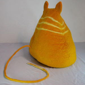 Handmade unique cat-shaped cat cave naturally made golden cat house organic and eco-friendly, sustainable and warm pet bed