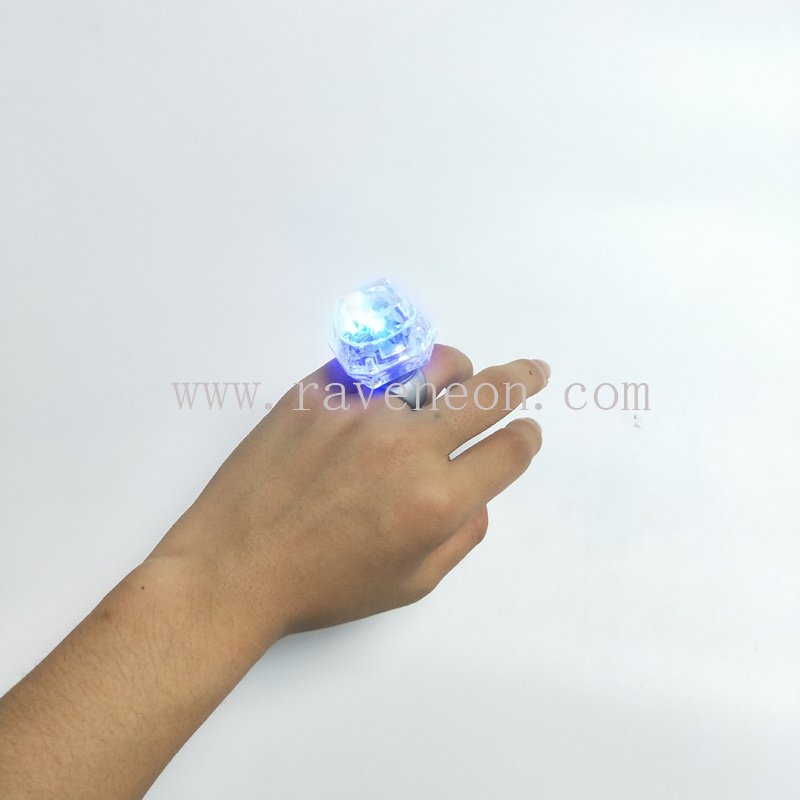 In Stock LED Flashing Finger Ring Led Light Up Fashion Finger Lamps Crystal Small Diamond Toys For Various Party