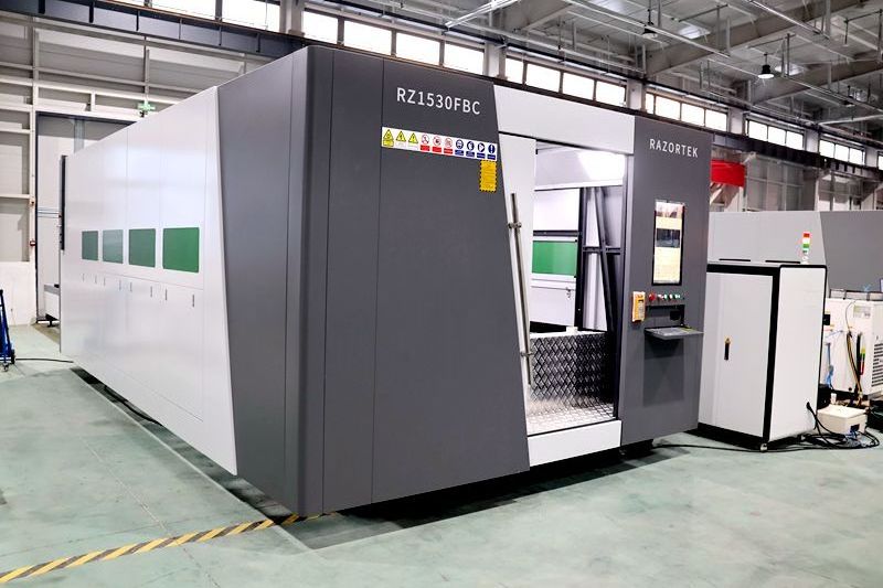 High level precision and fast metal cutting machine fully enclosed fiber laser cutting machine 3000w ~ 12000w