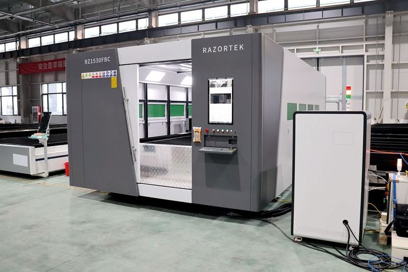 High level precision and fast metal cutting machine fully enclosed fiber laser cutting machine 3000w ~ 12000w