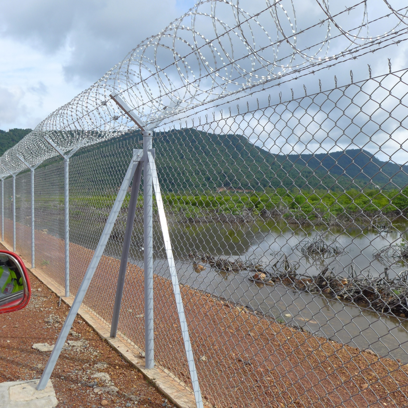 High quality wholesale hot dipped galvanized panels price used chain link fence for sale