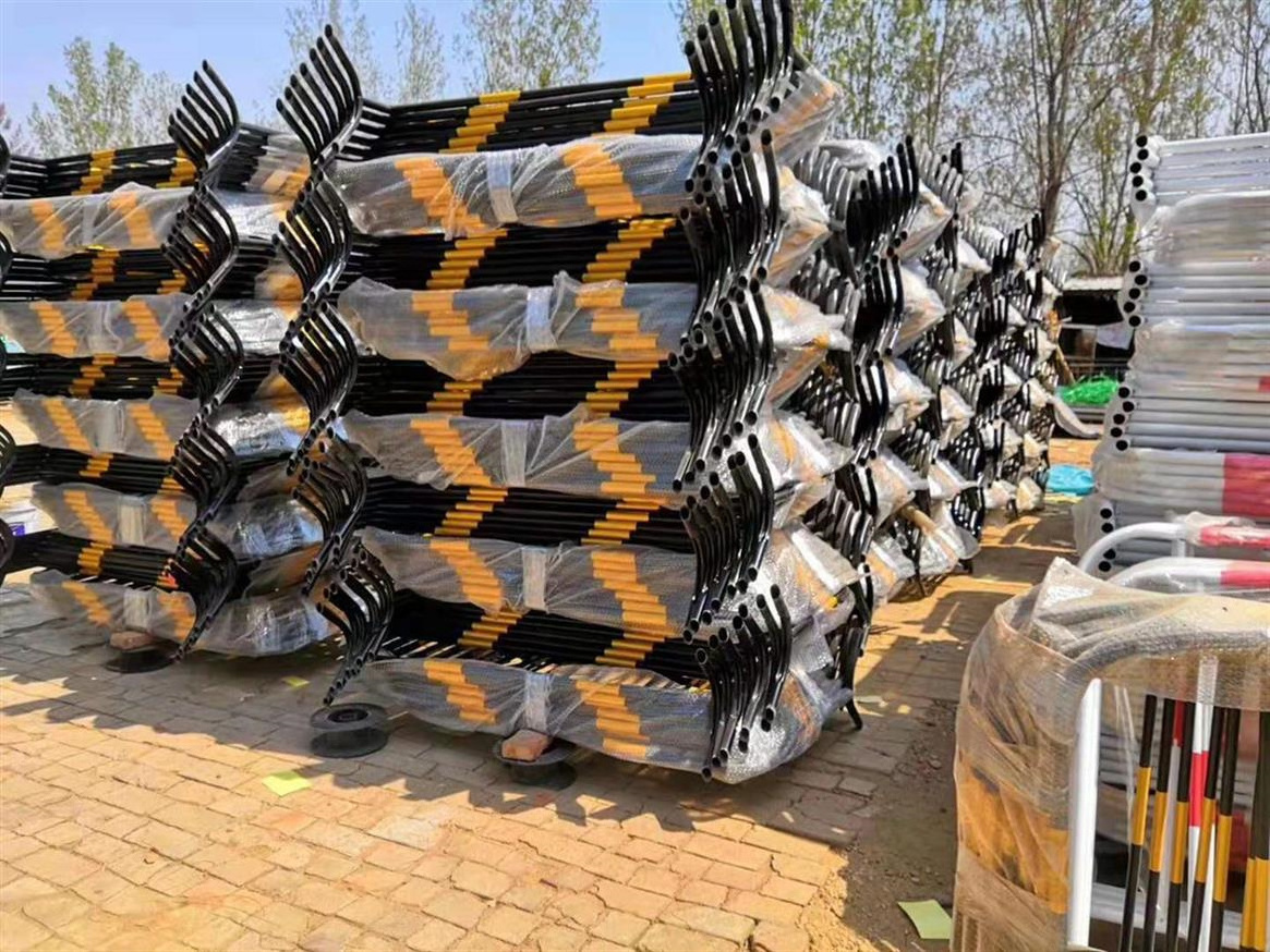 Customized 1.1*2.2m Easily Customized metal crowd control barrier / portable barricades / Temporary Fence