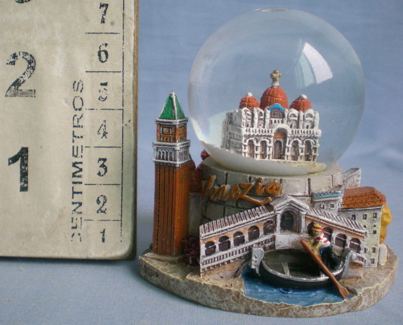 Wholesale souvenirs resin snow globe