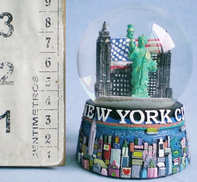 custom holiday decoration resin new york souvenir gift water snow globe with the Statue of Liberty