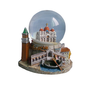 Wholesale souvenirs resin snow globe