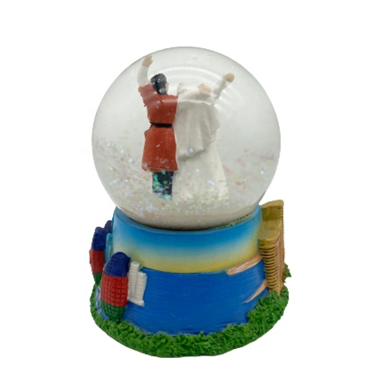 Personalized Custom Resin Water Globe Crafts Desktop Decoration Azerbaijan Souvenir Gifts Dancing Couple Snow Globe Manufacturer