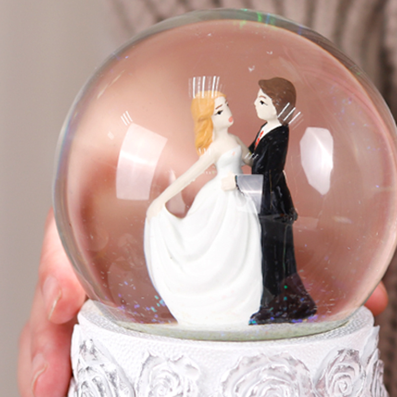 Redeco New Design Snow Globe For Wedding Decoration Snow Globe Glass