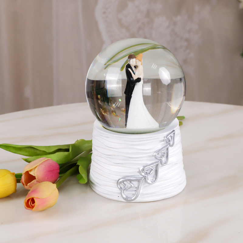 Redeco New Design Snow Globe For Wedding Decoration Snow Globe Glass