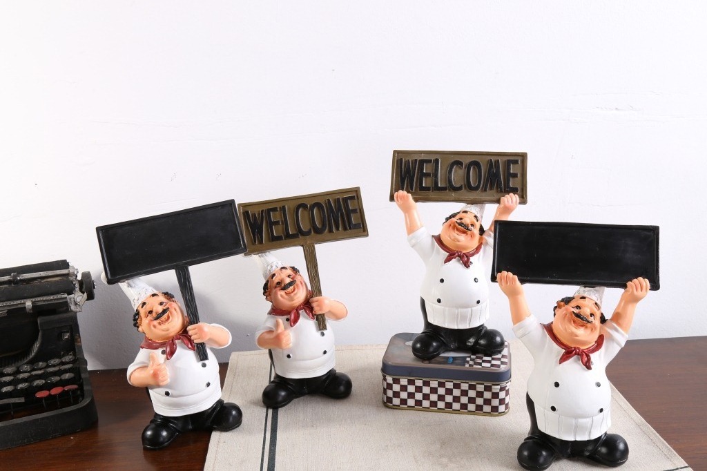 Factory Welcome chef Restaurant Decoration Resin Cook Sculpture with Welcome Sign Board Plaque Chef Man Figurine Statue