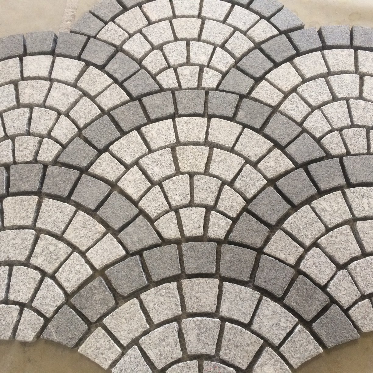 Grey Fan Pattern Granite Cobbles Stone Driveway Paver On Mesh, landscaping paving stone