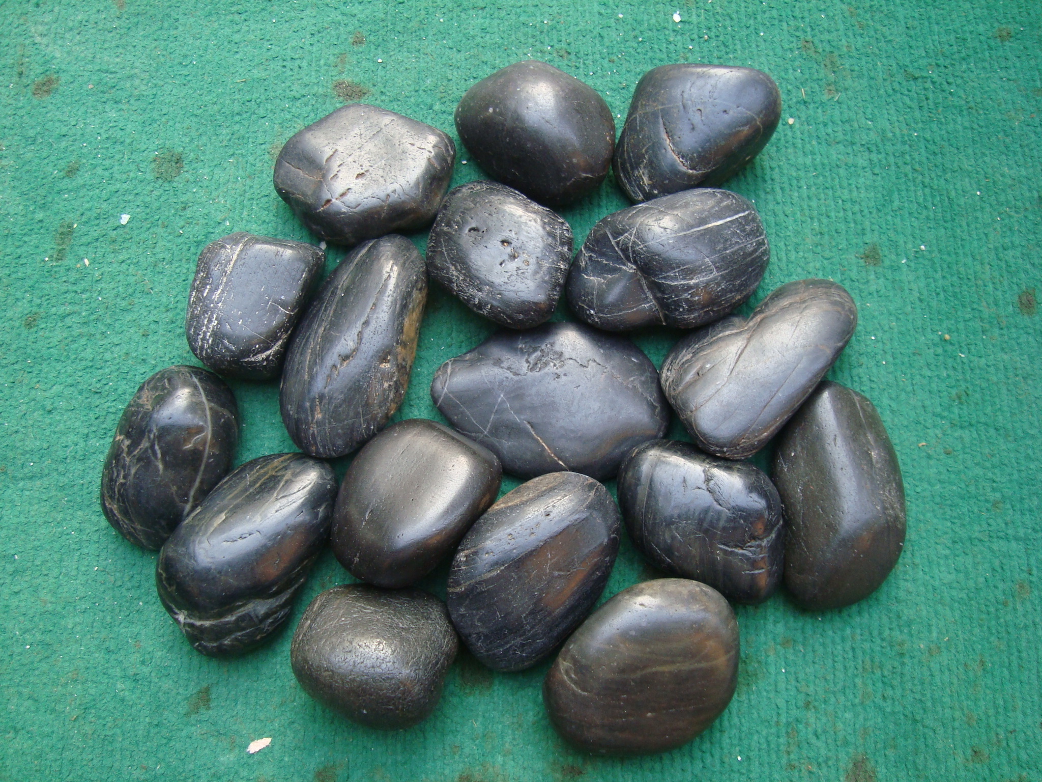 China natural high polished river stone black landscaping pebble stone decorative cobblestone