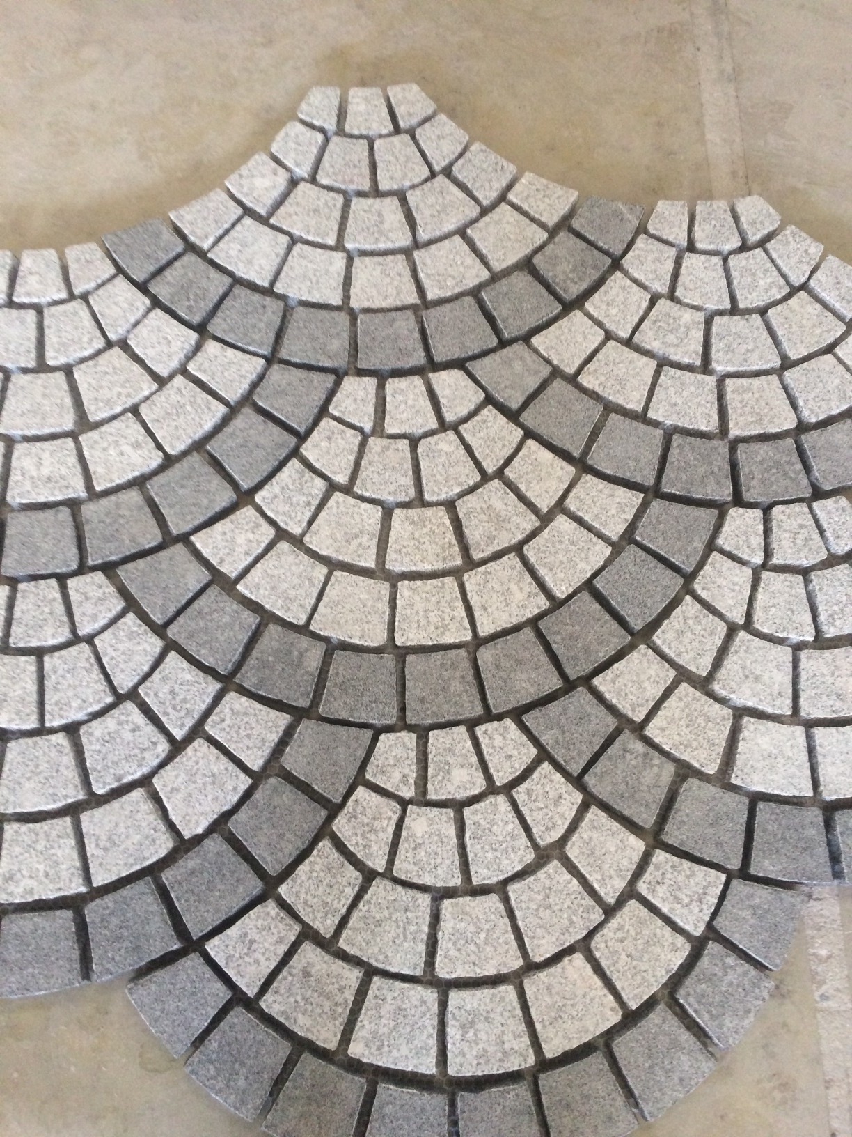 Grey Fan Pattern Granite Cobbles Stone Driveway Paver On Mesh, landscaping paving stone