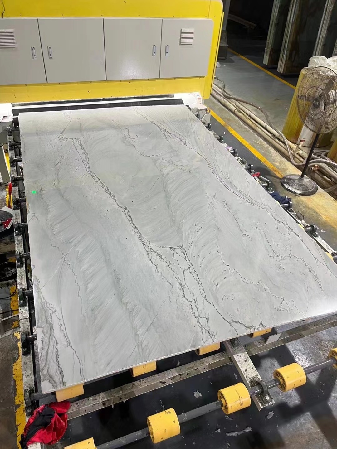 Refine Stone supply Brazil Calacatta White quartzite slab countertop white