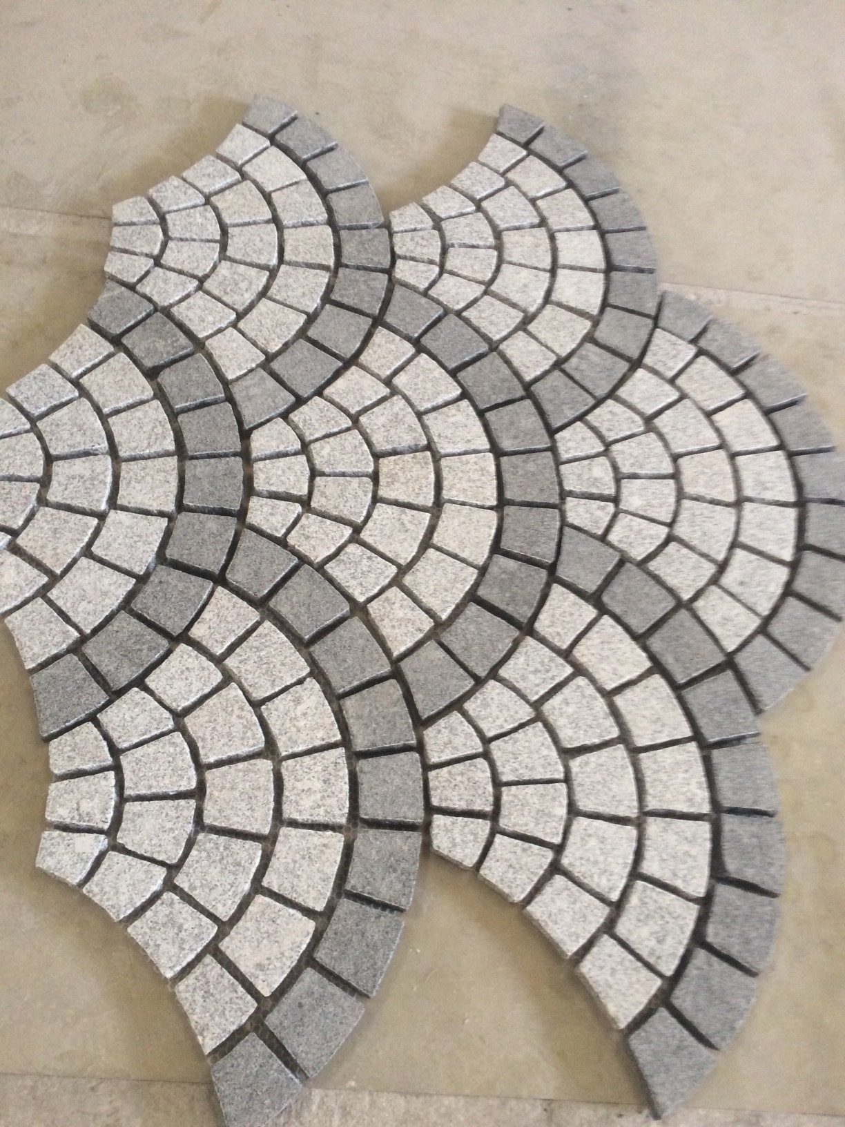 Grey Fan Pattern Granite Cobbles Stone Driveway Paver On Mesh, landscaping paving stone