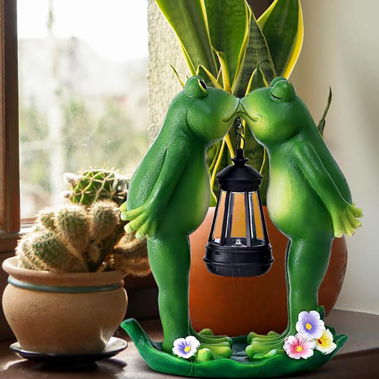 Kiss Frogs Statue Decor Solar Lantern LED Outdoor Decoration Figurine for Porch Patio Yard Lawn - Frog Gifts Sculpture for Women