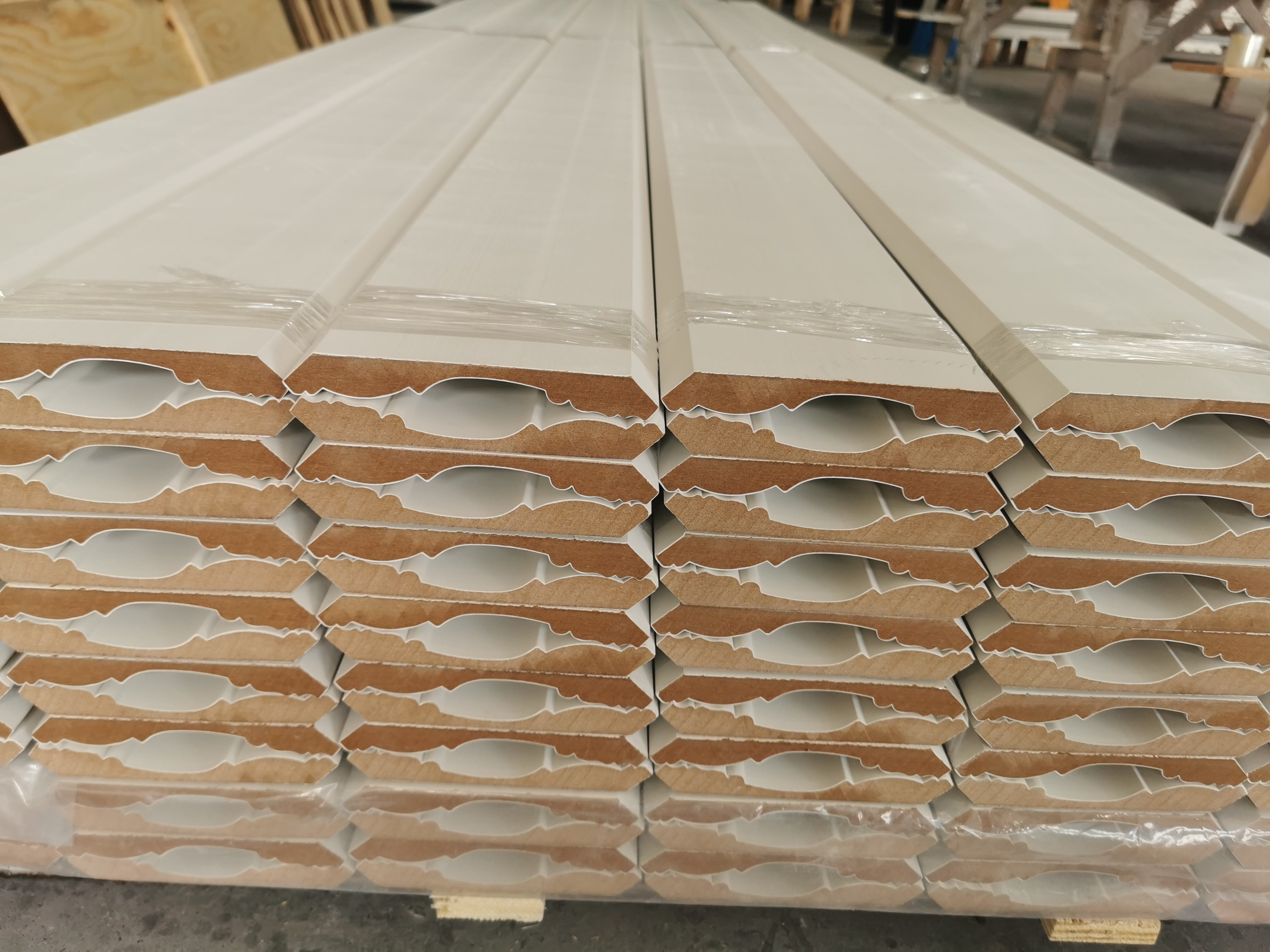 Gesso Coated MDF Crown Moulding