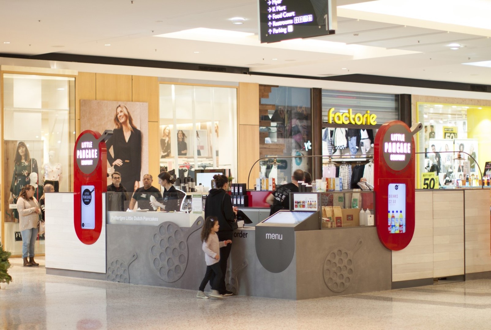 Modern Classic Design Large Capacity Wooden Retail Kiosk Showcase Glass Display Counter for Juice Shop Mall Contemporary Style