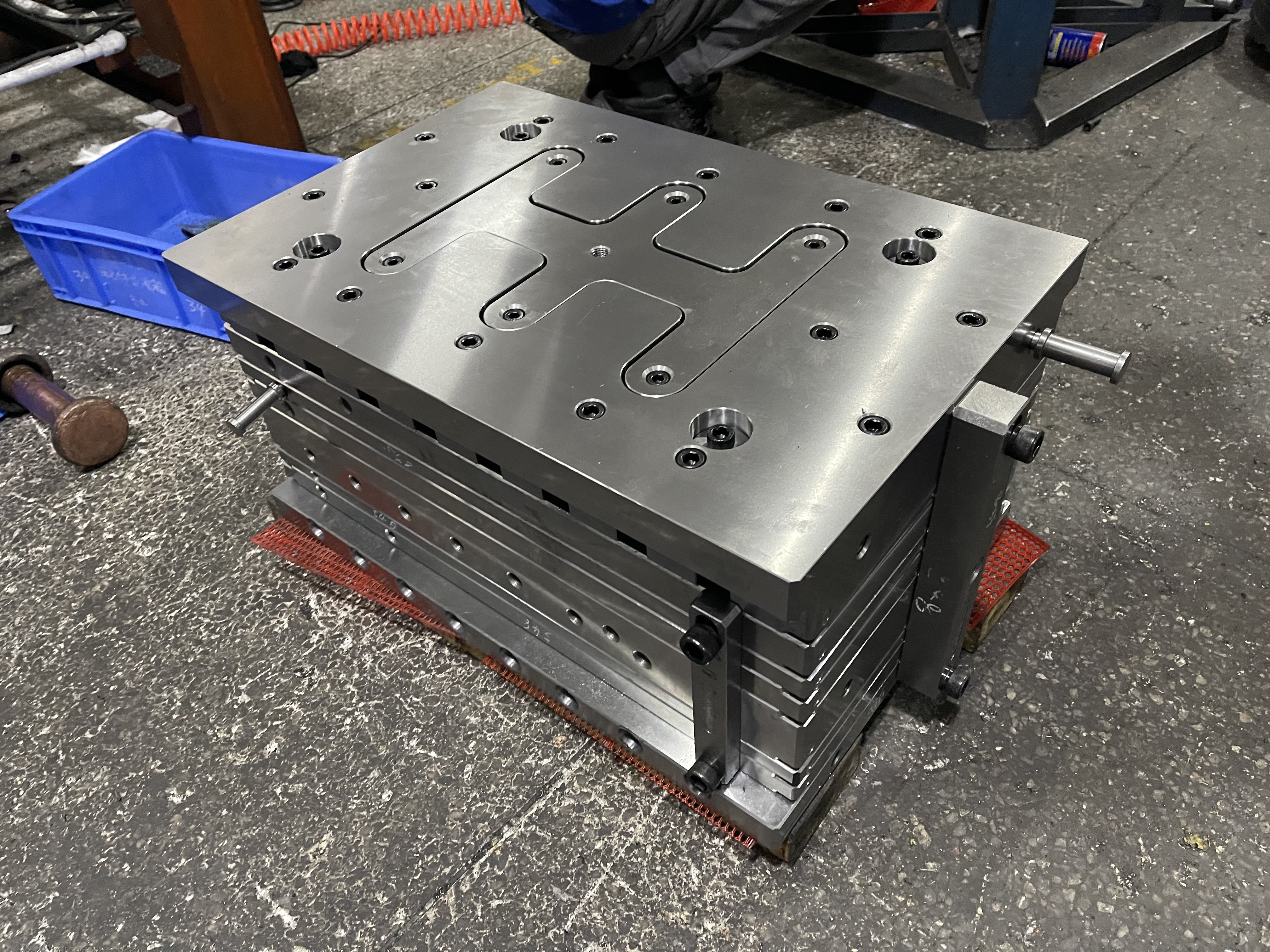 Customized  YASDA High-end CNC Machined Plastic Injection Mould Base S50C 4Cr13H Multicavity Mold Base According to Drawings