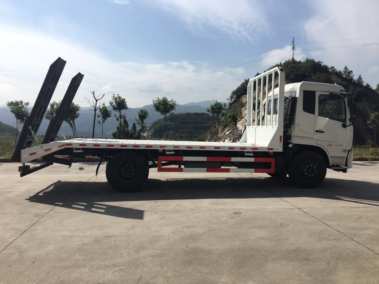 Tow truck wrecker Dongfeng 4x2 10ton low flatbed Mini excavator machinery transportation tow truck for sale