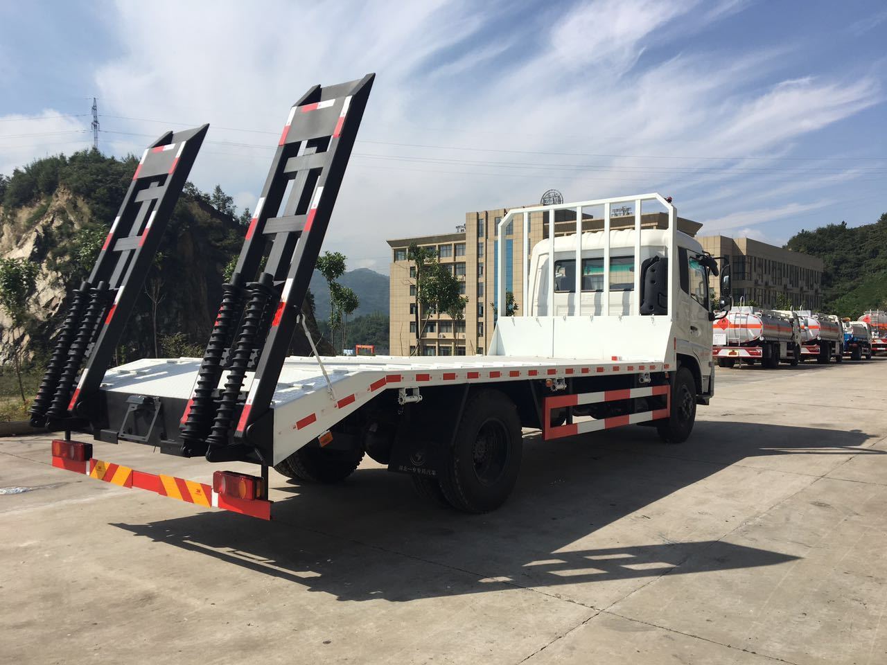 Tow truck wrecker Dongfeng 4x2 10ton low flatbed Mini excavator machinery transportation tow truck for sale