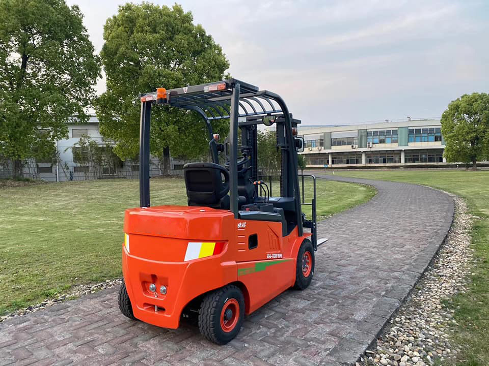 1.5 TON Electric Forklift LG15B With Competitive Price for sale