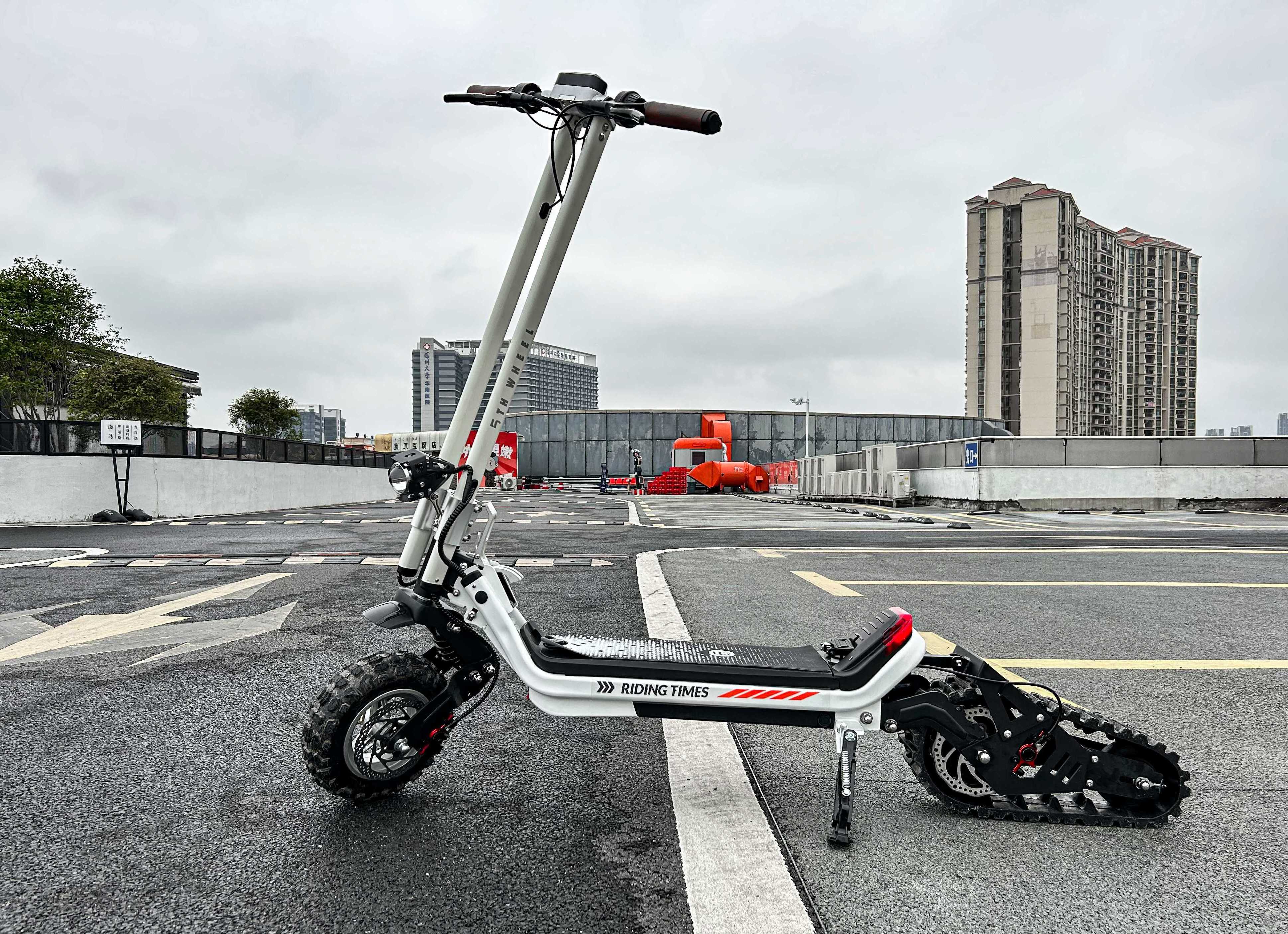 The hottest 3-in-1 1800W Electric Snow Scooter in winter Snowmobile