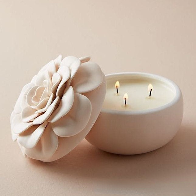 Handmade Flameless 3 Wick Candles Scented Fragrance Pink Mini Ceramic Candles Custom Luxury Flower Lid Candle Jar with Lid