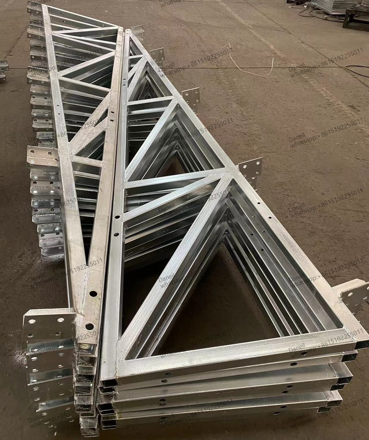 Light galvanized steel roof trusses