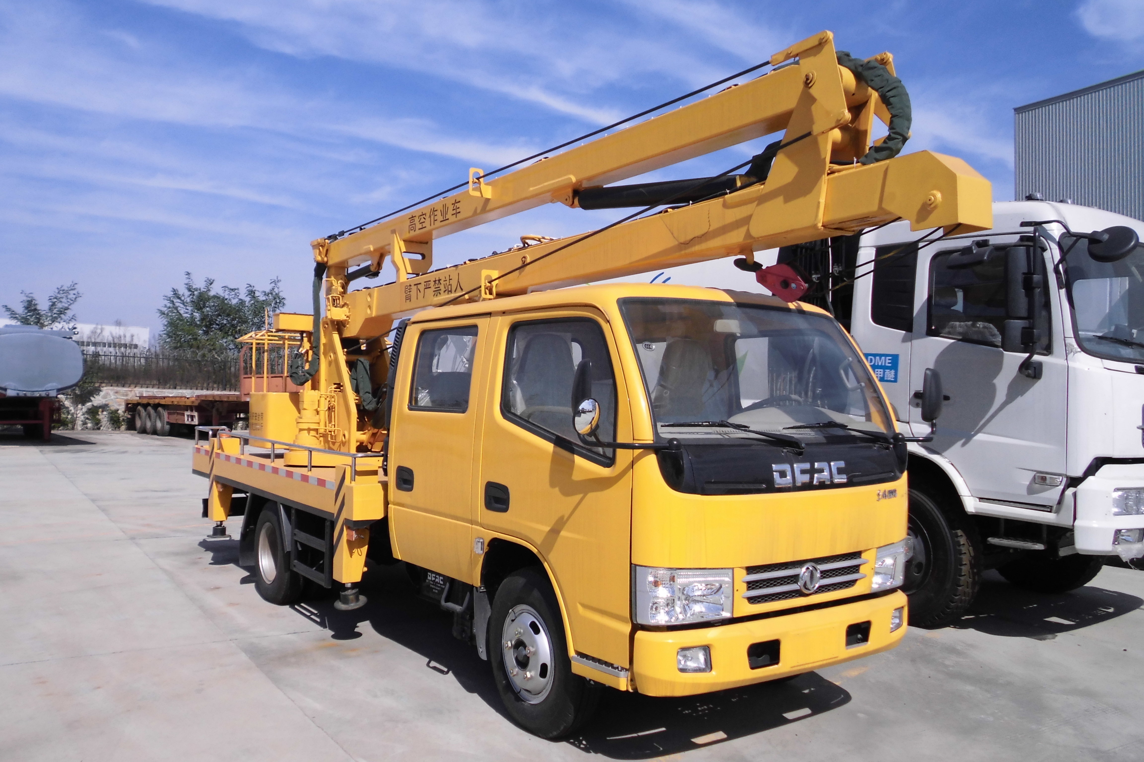 Manufacture High Quality Diesel Fuel Telescoping Lifting Bucket Truck Mounted Aerial Working Platform Good Price