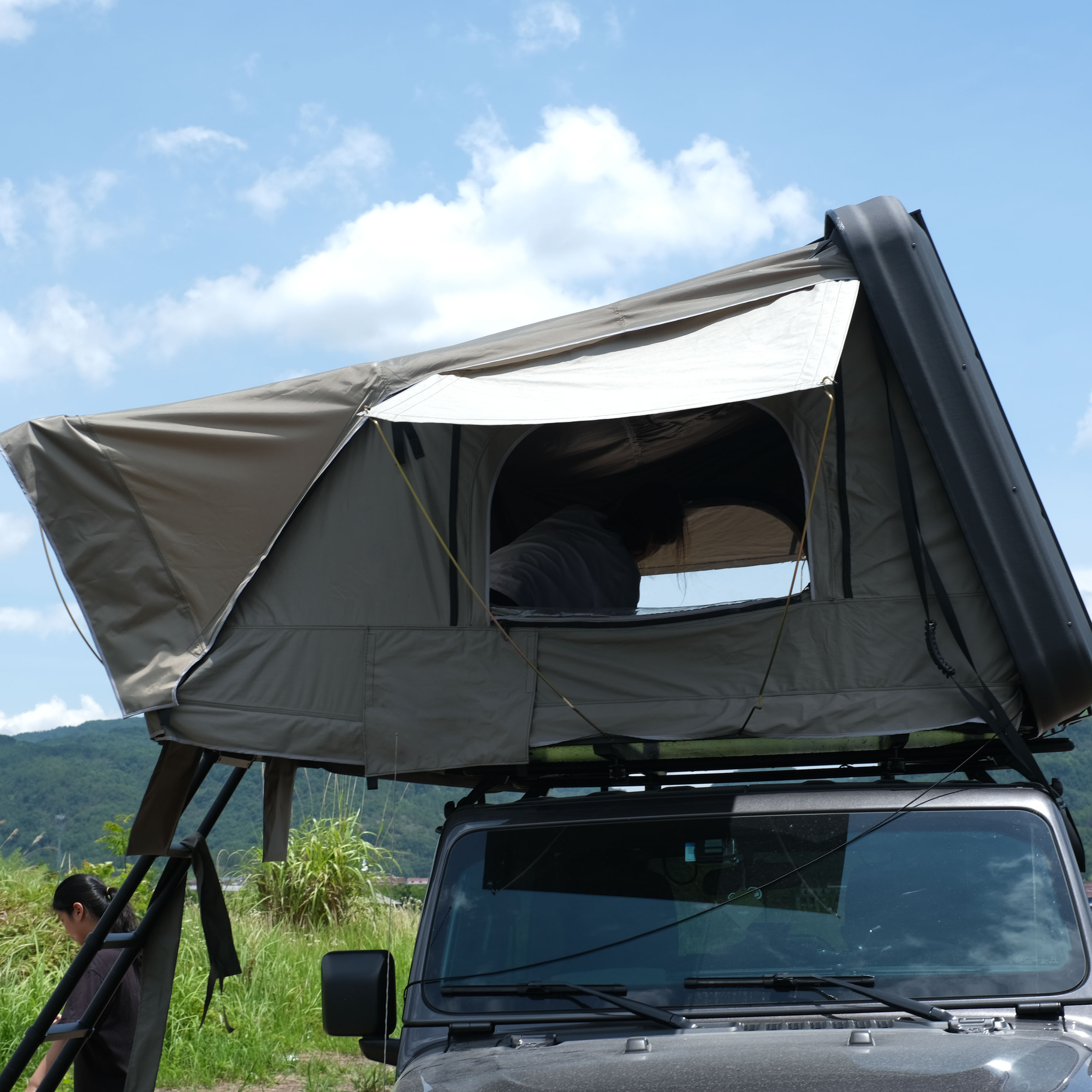 Factory New Design 4-5 Person Solar Pane All Aluminum Hard Shell Rooftop Tent