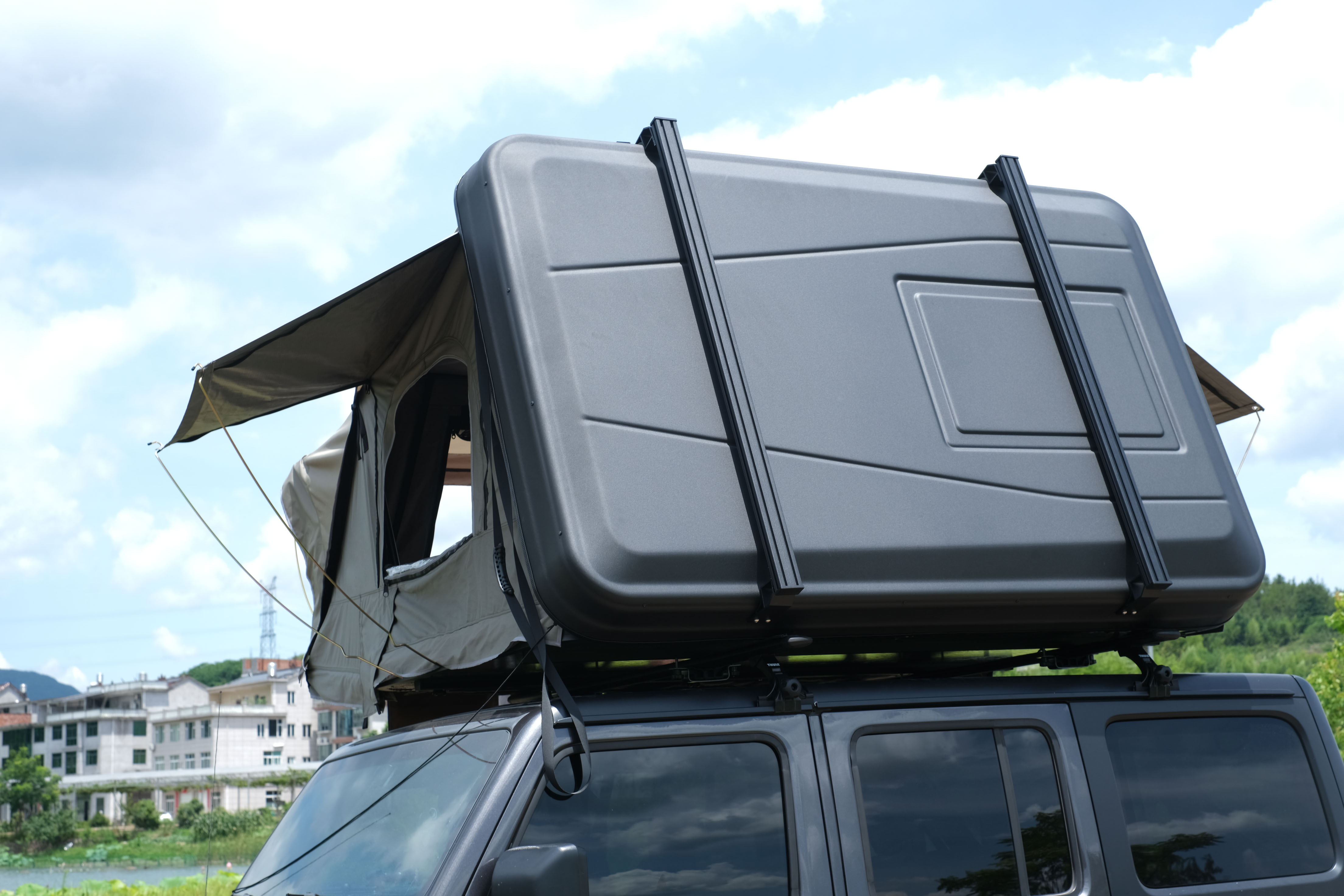 Factory New Design 4-5 Person Solar Pane All Aluminum Hard Shell Rooftop Tent