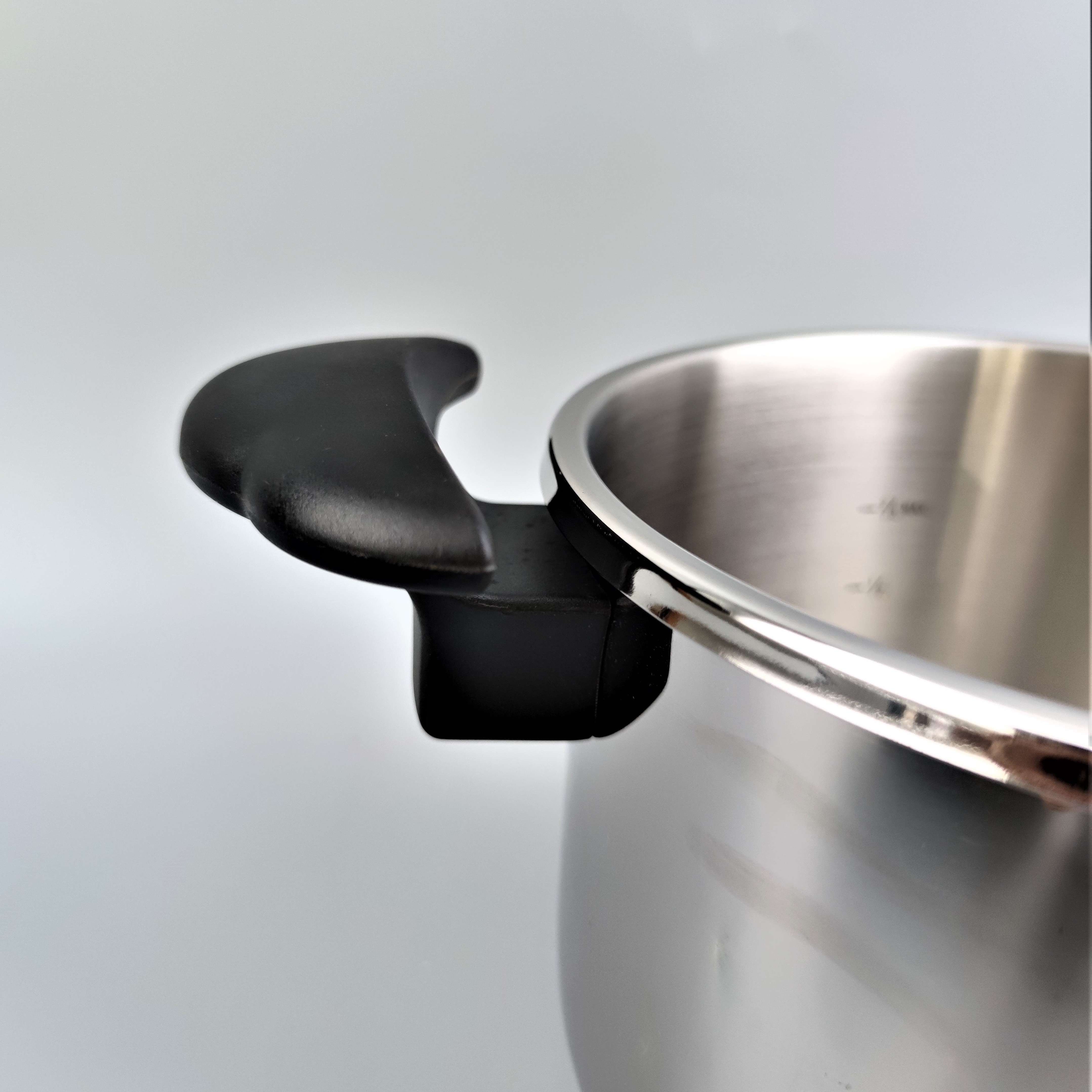 Luxury Home Use New Fashion Stainless Steel 4L/5L/6L/7L Clamp Lock Pressure Cooker In China