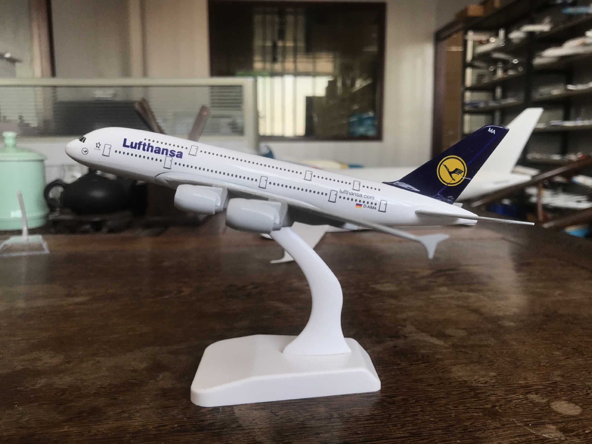 Factory Directly Sell 1:400 Scale 20cm Metal Diecast Plane Scale Model Aircraft Airbus a380 Emirates Plane Model