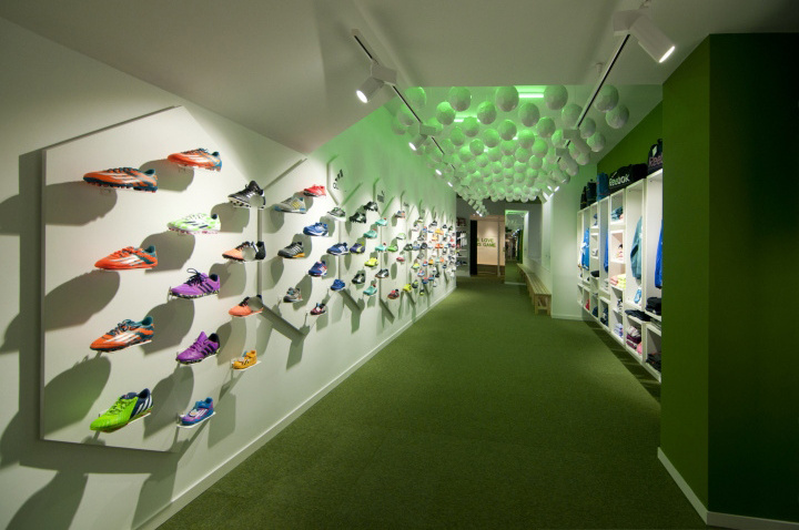 Wall Mounted Shoe Display Retail Sports Shop Design Clothes Shelf Sport Shop Interior Design Clothing Display Table